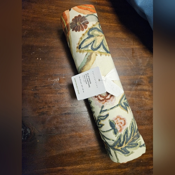 Eleanor table throw - Picture 2 of 4